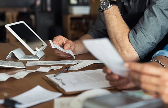 Canadian reviewing RRSP contributions before February 2026 deadline.